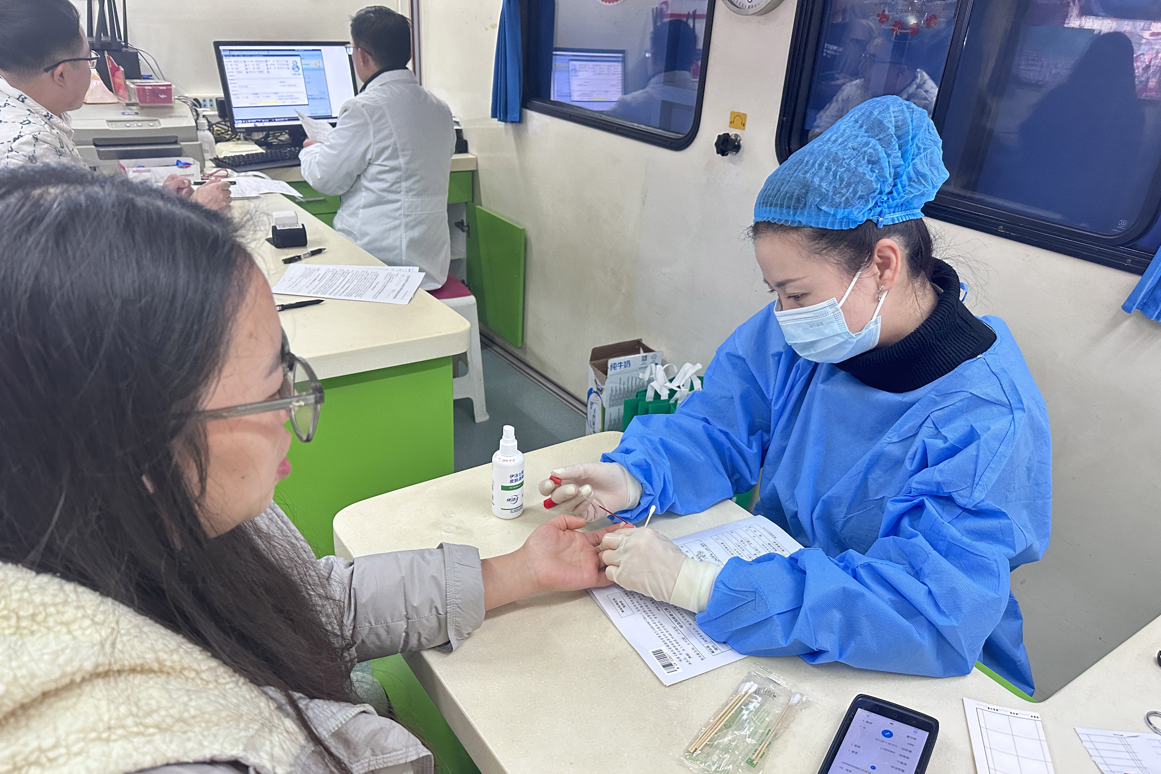 冬日暖阳，献血传递爱心正能量